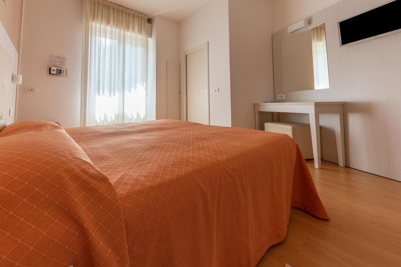 Hotel Escorial Τσέρβια Εξωτερικό φωτογραφία
