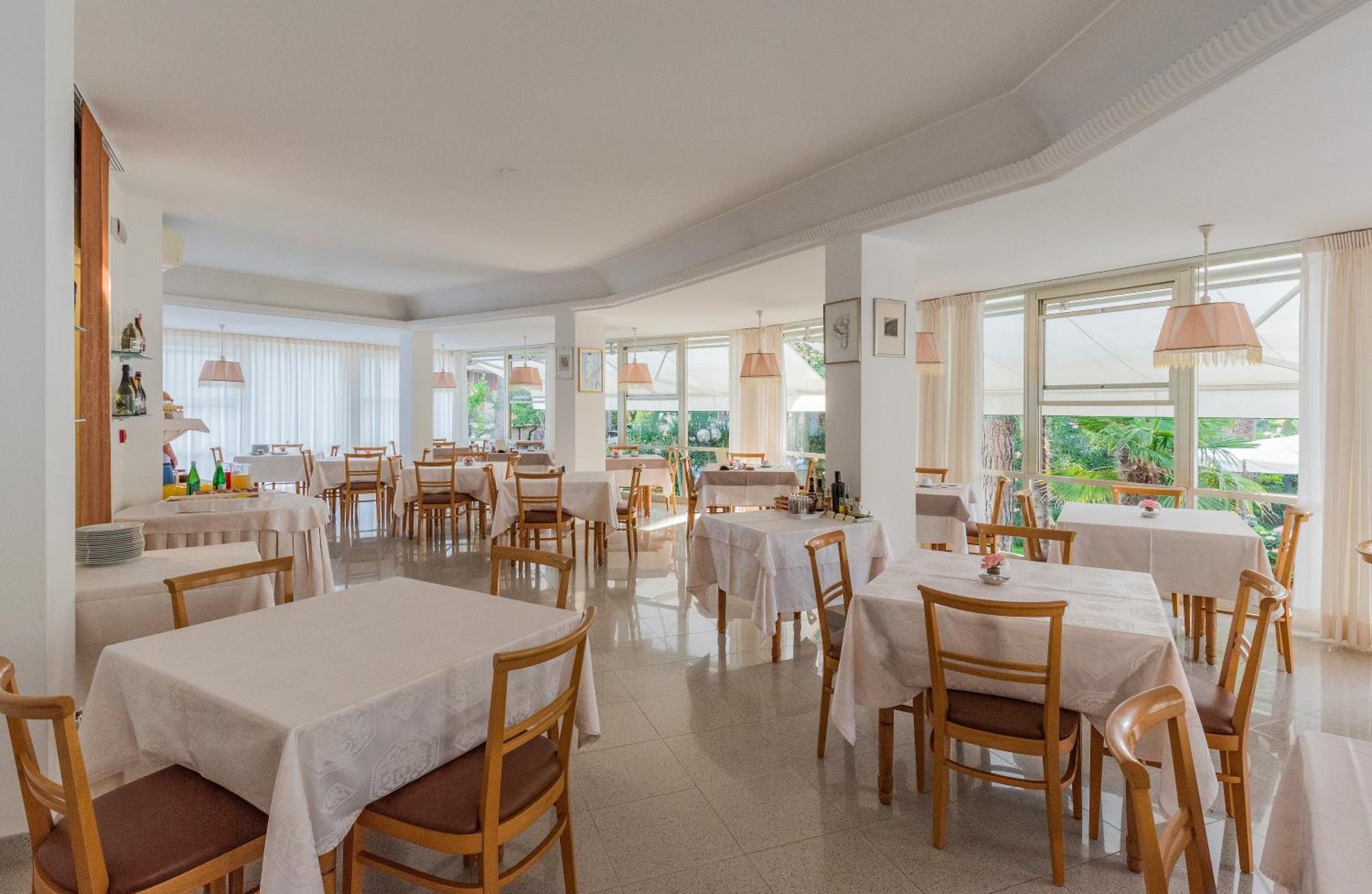 Hotel Escorial Τσέρβια Εξωτερικό φωτογραφία
